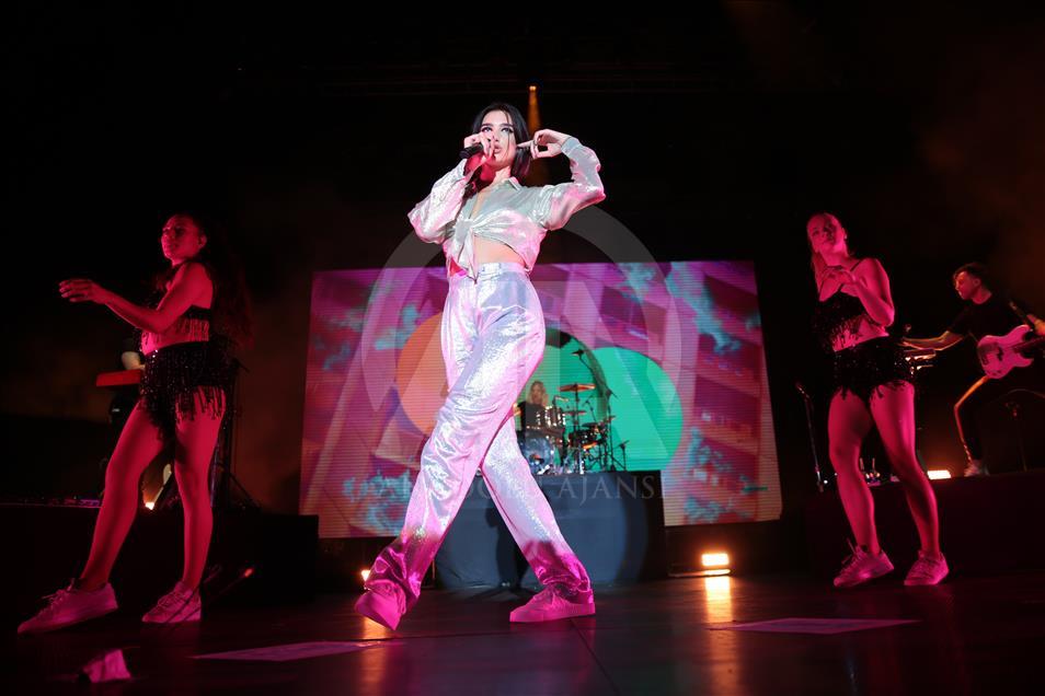 Şarkıcı Dua Lipa, Antalya'da konser verdi