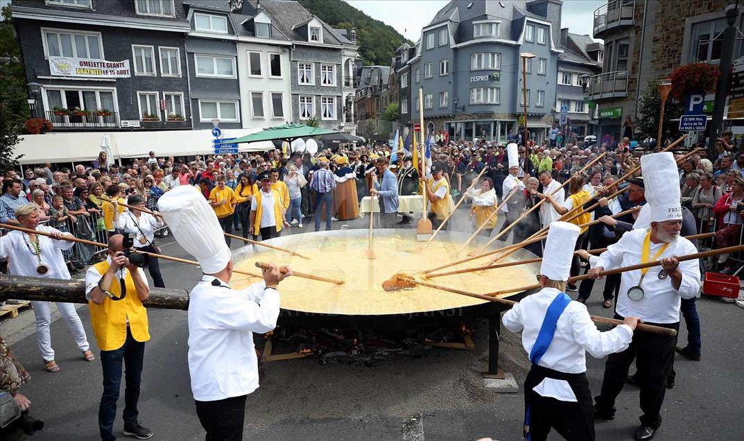 Preparan omelet gigante durante festival en Bélgica 