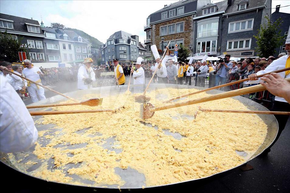 Preparan omelet gigante durante festival en Bélgica 