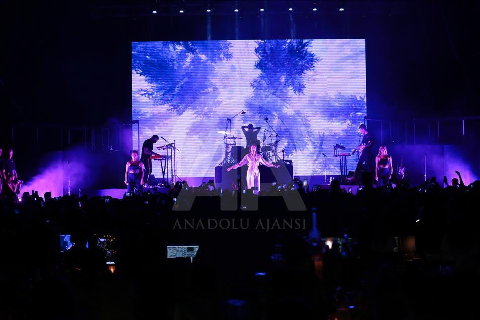 Şarkıcı Dua Lipa, Antalya'da konser verdi