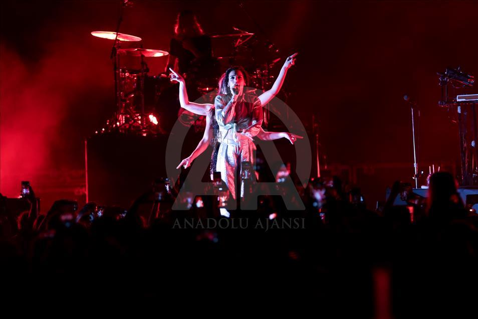 Şarkıcı Dua Lipa, Antalya'da konser verdi