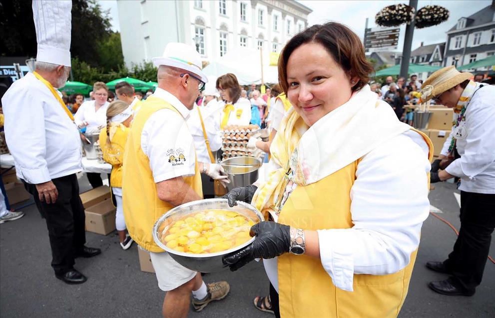 Preparan omelet gigante durante festival en Bélgica 