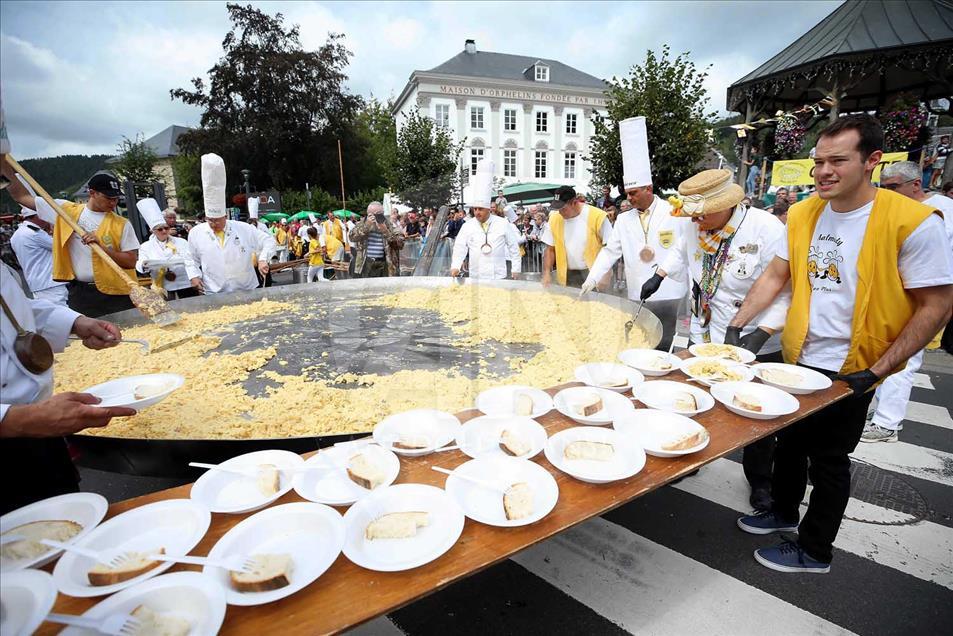 Preparan omelet gigante durante festival en Bélgica 