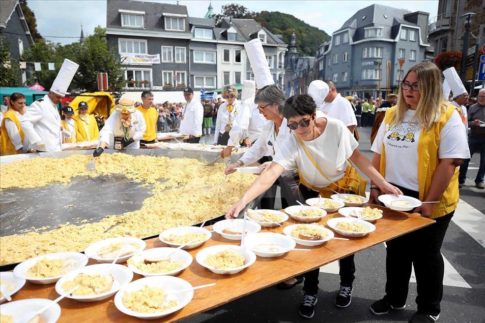 Preparan omelet gigante durante festival en Bélgica 