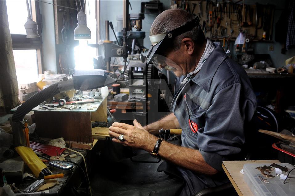 هنرمند صنايع دستى در يالواى تركيه شاخ گاو را به جواهرات تبدیل می کند