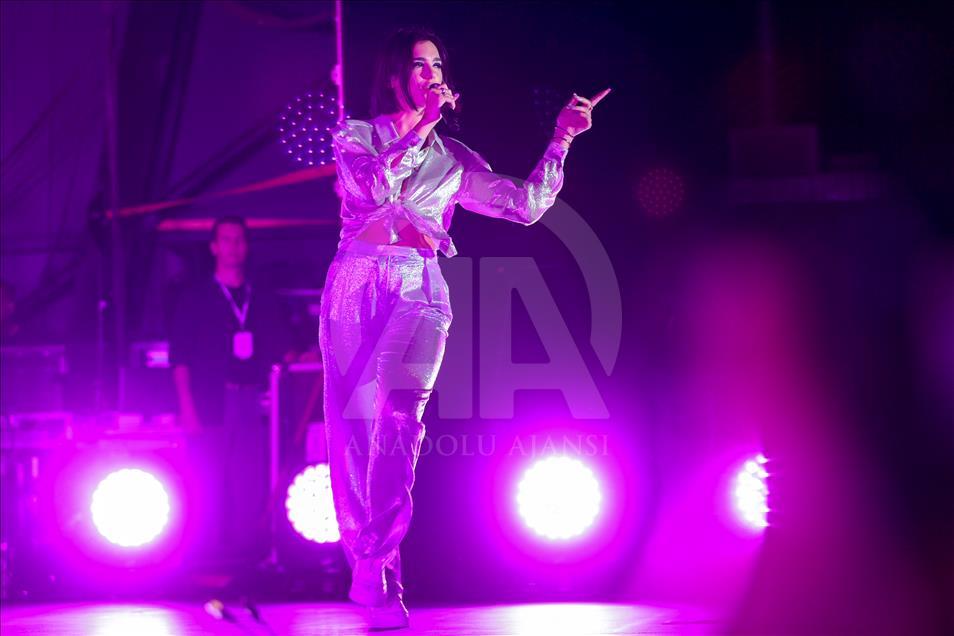 Şarkıcı Dua Lipa, Antalya'da konser verdi