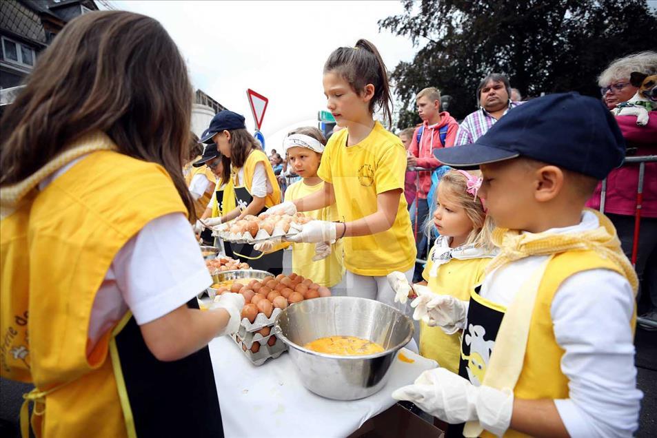 Preparan omelet gigante durante festival en Bélgica 