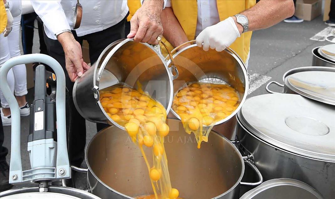 Preparan omelet gigante durante festival en Bélgica 