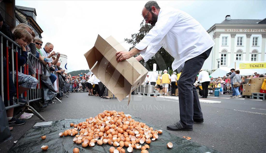 Preparan omelet gigante durante festival en Bélgica 