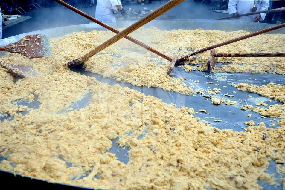 Preparan omelet gigante durante festival en Bélgica 