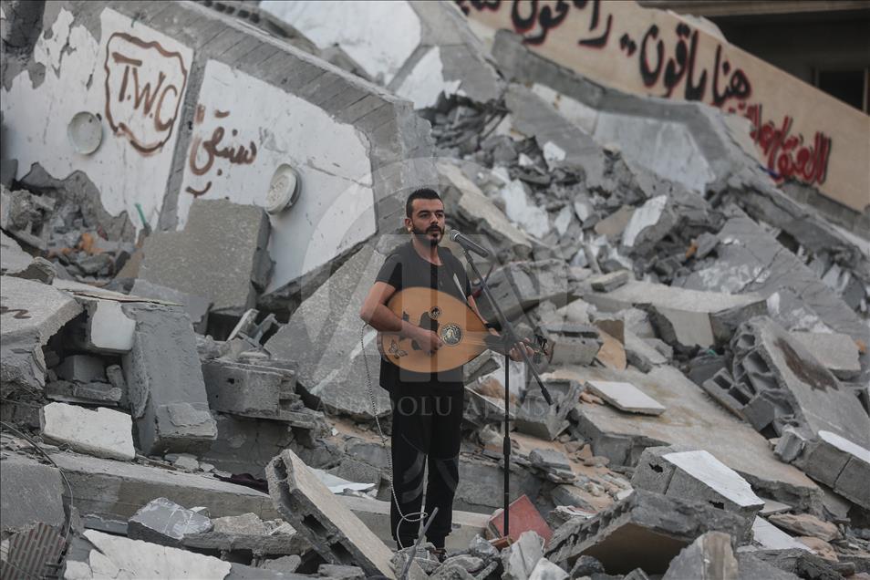 غزة.. حفل غنائي على أنقاض مركز ثقافي دمرته إسرائيل
