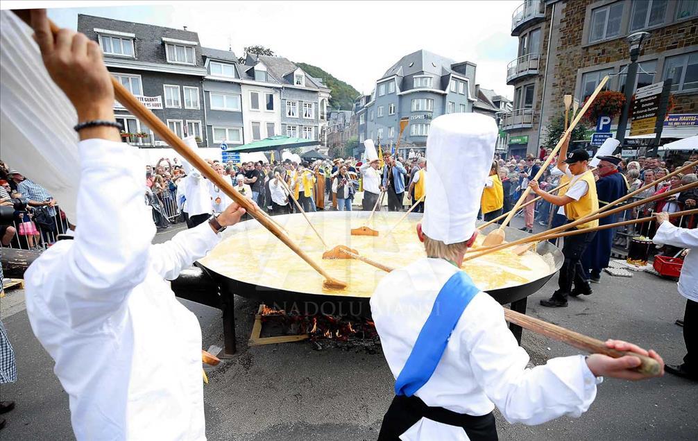 Preparan omelet gigante durante festival en Bélgica 