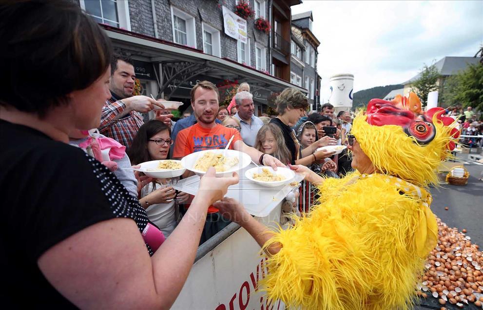 Preparan omelet gigante durante festival en Bélgica 