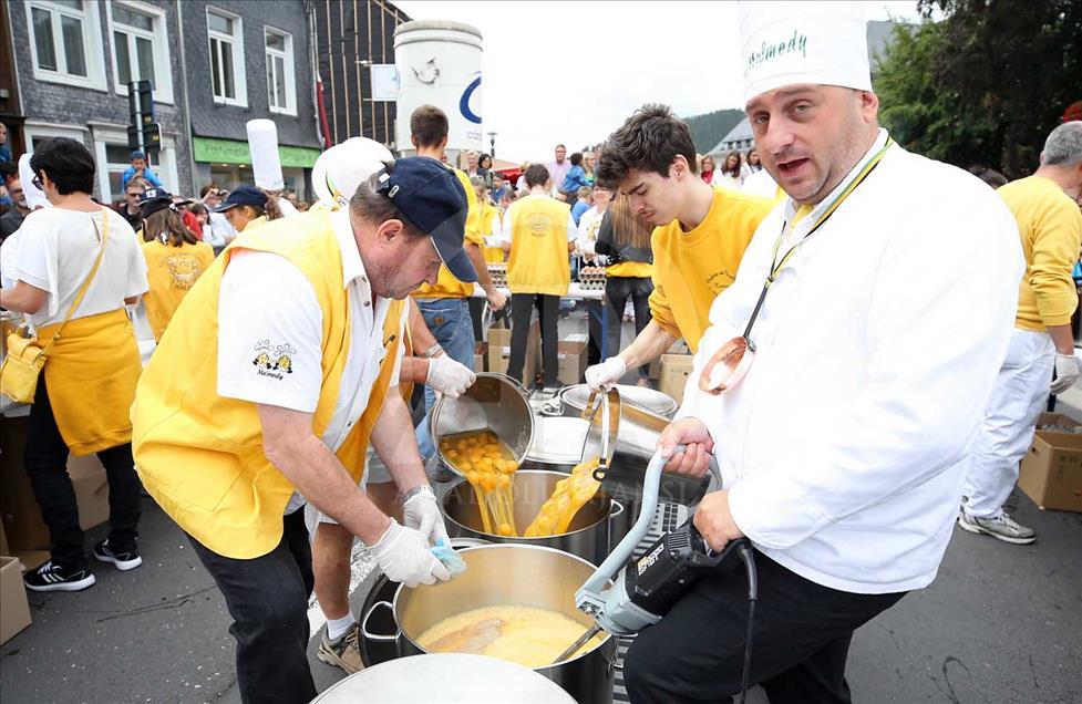 Preparan omelet gigante durante festival en Bélgica 