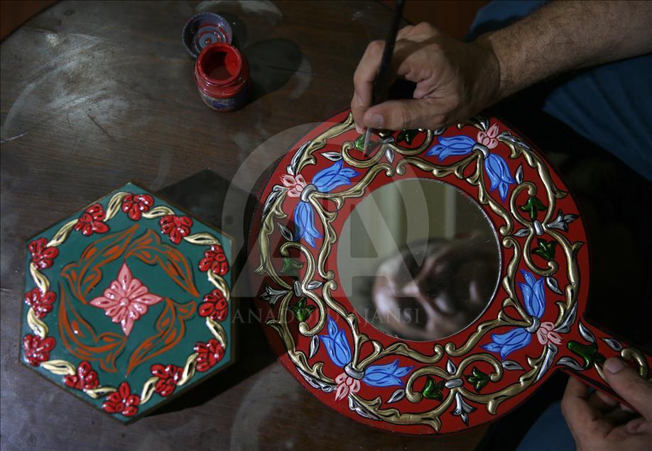 Suriyeli ahşap süsleme sanatçısı Hisham Magik