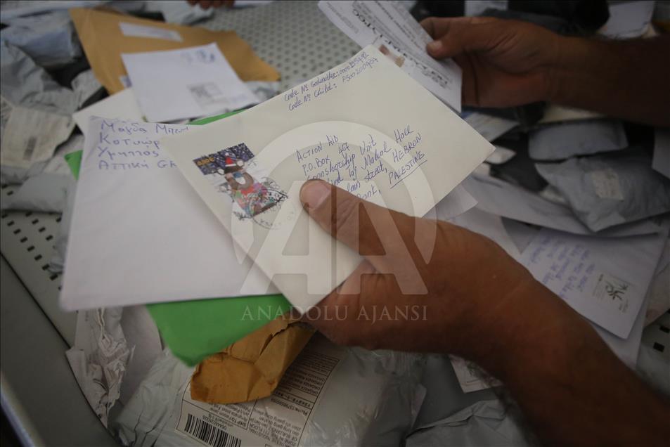 İsrail yıllardır el koyduğu Filistinlilere ait postaları teslim etti