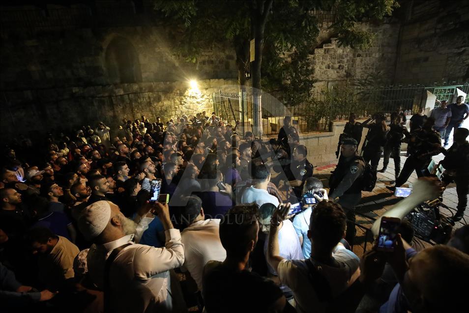 İsrail polisi Mescid-i Aksanın kapısındaki Filistinlilere müdahale etti
