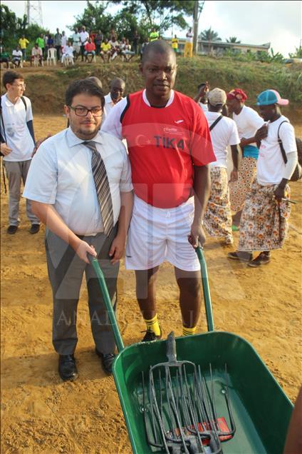 TİKA gönüllüleri Kamerun'da eski futbolcu Roger Milla ile tanıştı