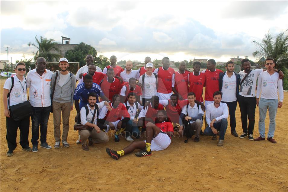 TİKA gönüllüleri Kamerun'da eski futbolcu Roger Milla ile tanıştı