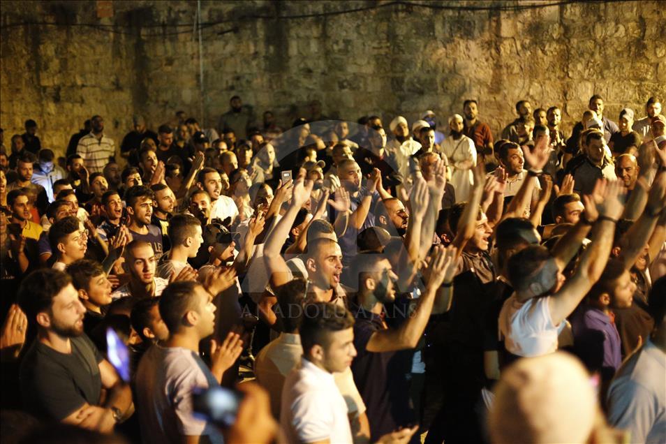 İsrail polisi Mescid-i Aksanın kapısındaki Filistinlilere müdahale etti
