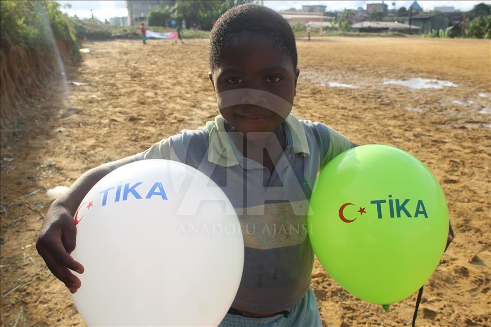 TİKA gönüllüleri Kamerun'da eski futbolcu Roger Milla ile tanıştı