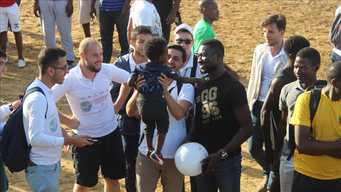 TİKA gönüllüleri Kamerun'da eski futbolcu Roger Milla ile tanıştı