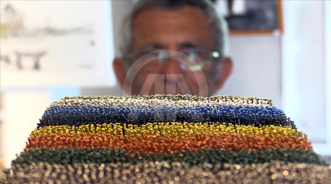 50 bin toplu iğne ile sanat eseri niteliğinde tablolar yapıyor