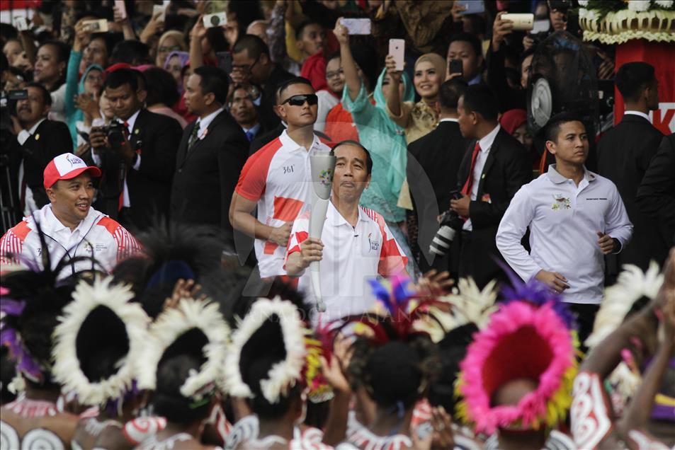 Presiden Jokowi berlari bawa obor Asian Games