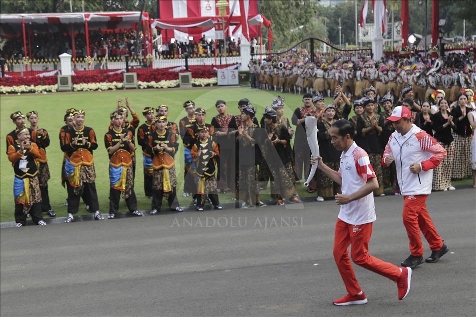 Presiden Jokowi berlari bawa obor Asian Games