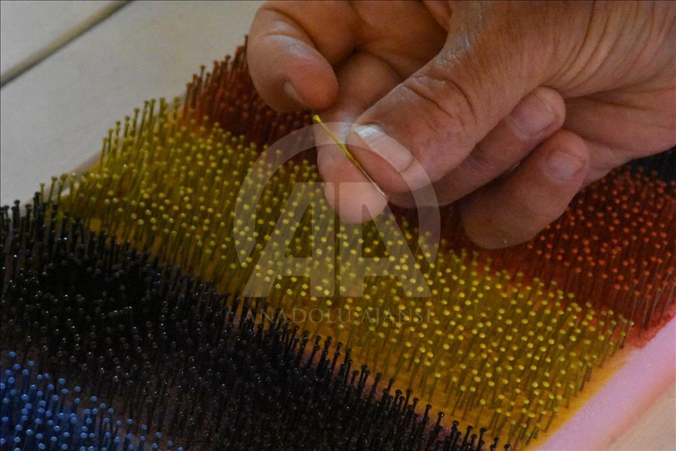 50 bin toplu iğne ile sanat eseri niteliğinde tablolar yapıyor