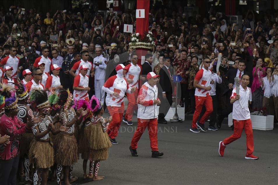 Presiden Jokowi berlari bawa obor Asian Games