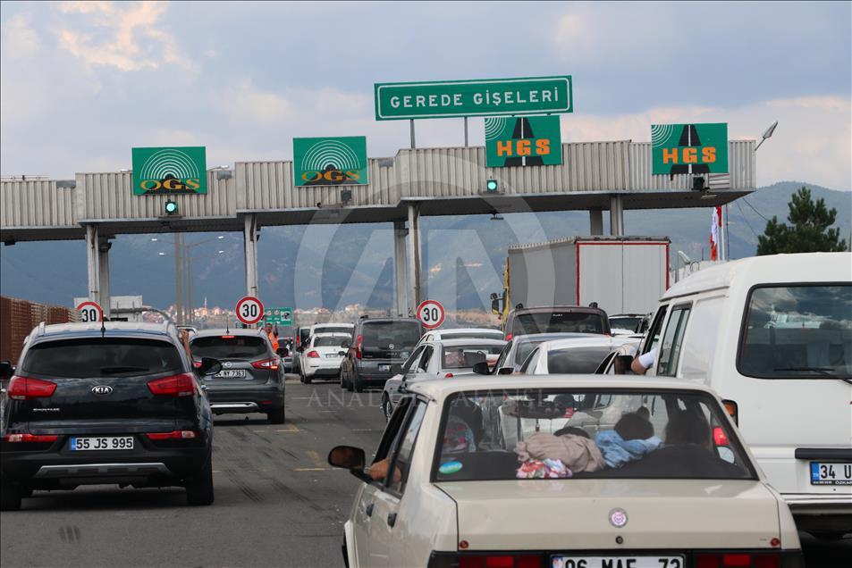 Anadolu Otoyolu'nda 30 kilometrelik araç kuyruğu 
