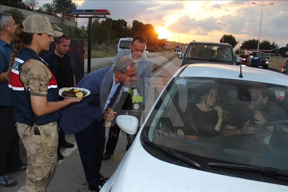 Tokat'ta sürücü ve yolculara yaprak sarması ikramı