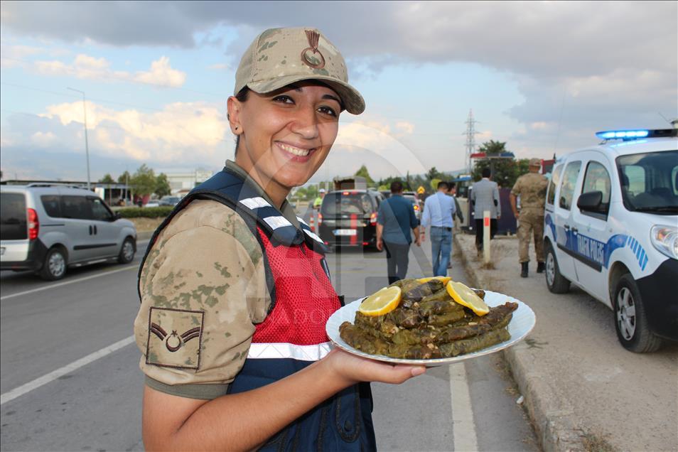 Tokat'ta sürücü ve yolculara yaprak sarması ikramı