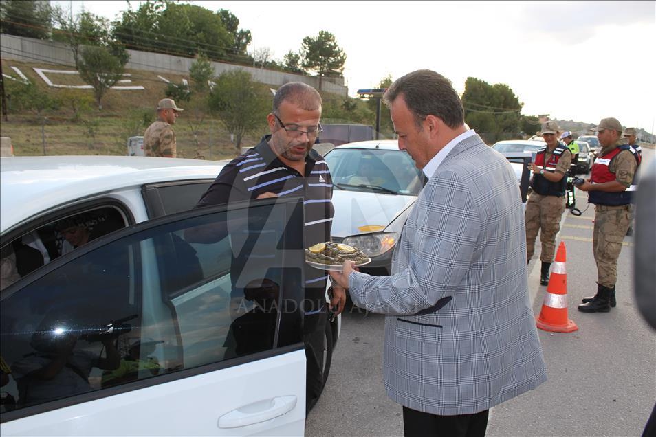 Tokat'ta sürücü ve yolculara yaprak sarması ikramı