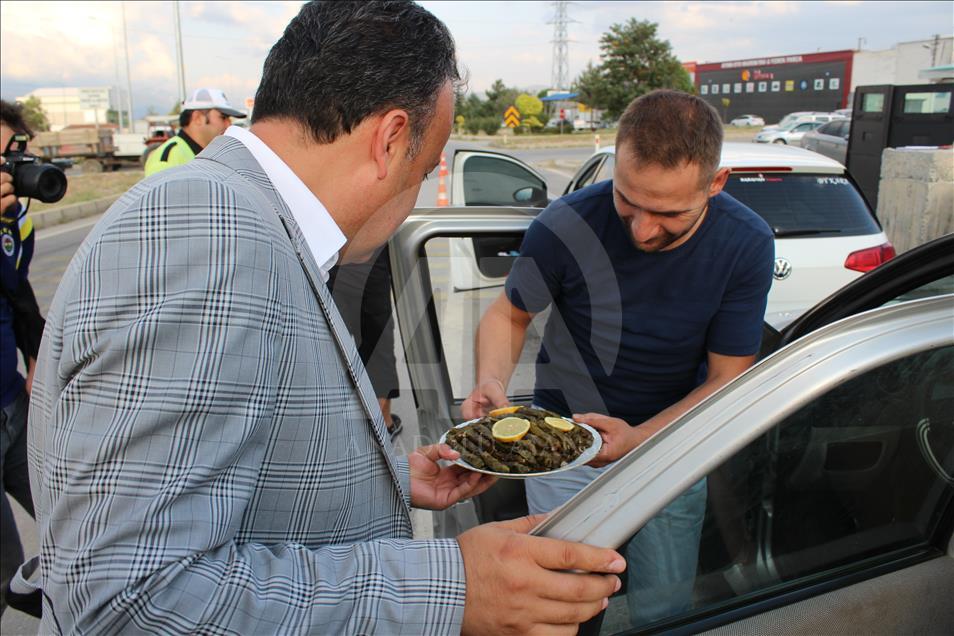 Tokat'ta sürücü ve yolculara yaprak sarması ikramı
