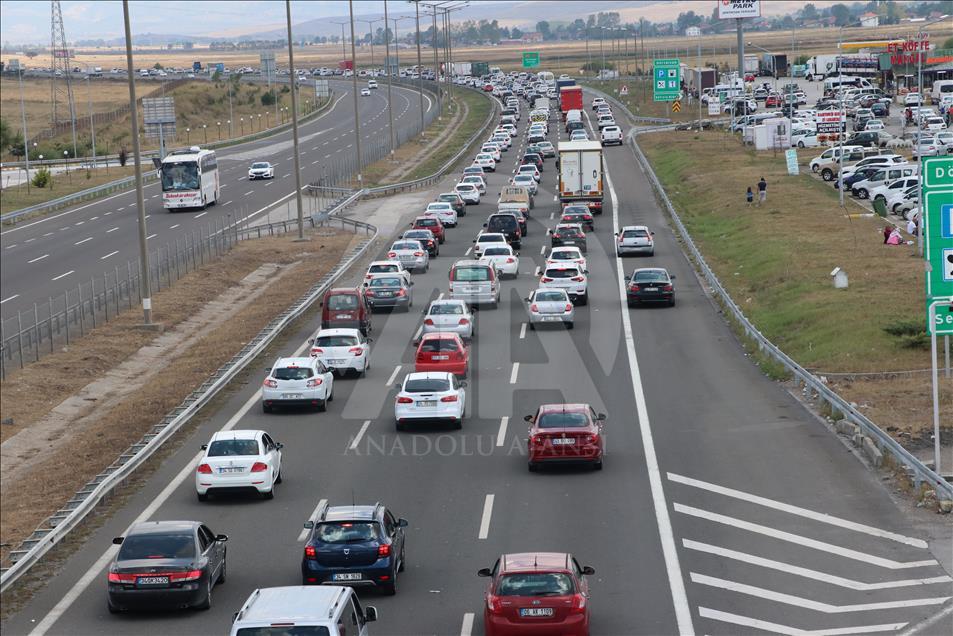 Anadolu Otoyolu'nda 30 kilometrelik araç kuyruğu 
