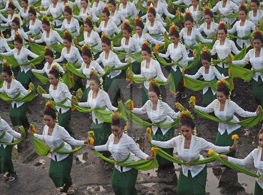 Danza masiva Rejang en Indonesia logra nuevo record MURI