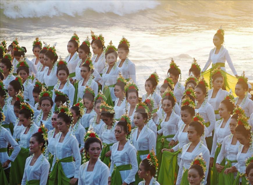 Danza masiva Rejang en Indonesia logra nuevo record MURI