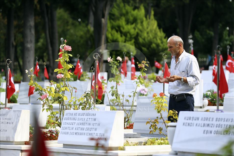 Şehitlikte bayram arifesi