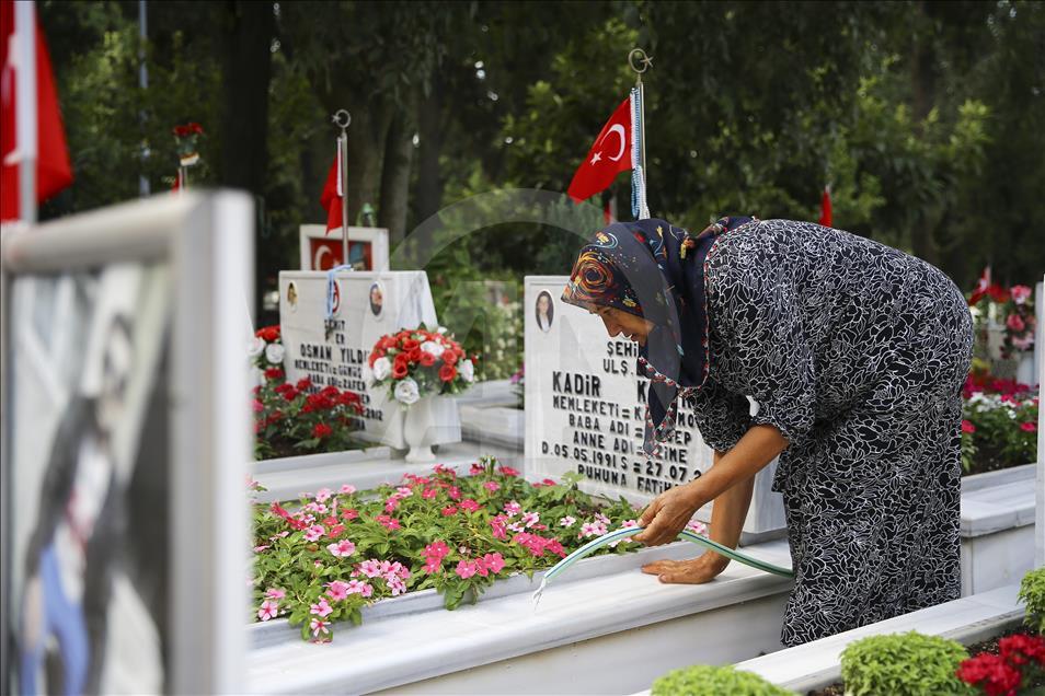 Şehitlikte bayram arifesi