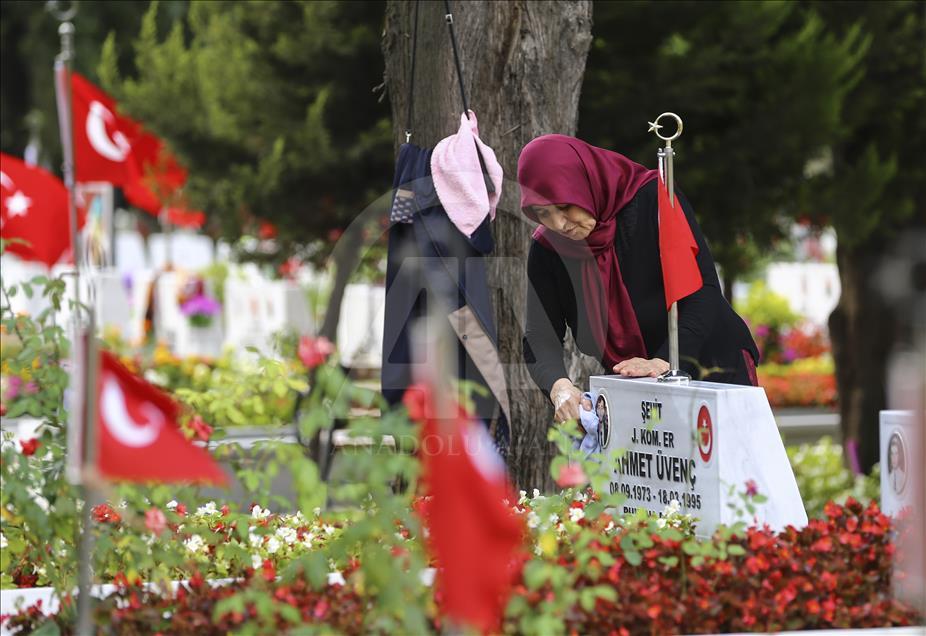 Şehitlikte bayram arifesi