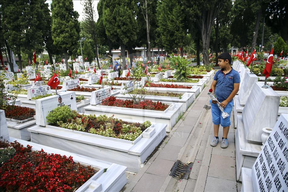 Şehitlikte bayram arifesi