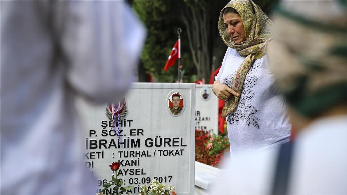 Şehitlikte bayram arifesi
