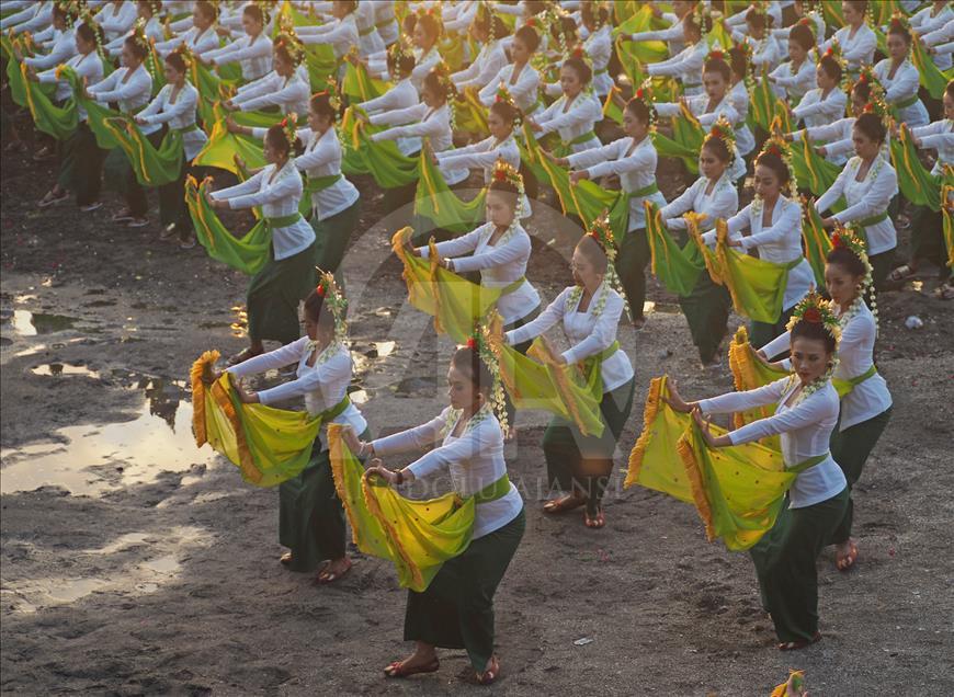 Danza masiva Rejang en Indonesia logra nuevo record MURI