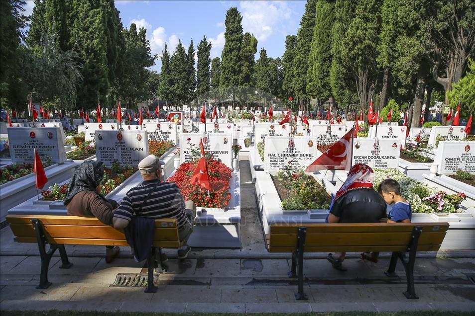 Şehitlikte bayram arifesi