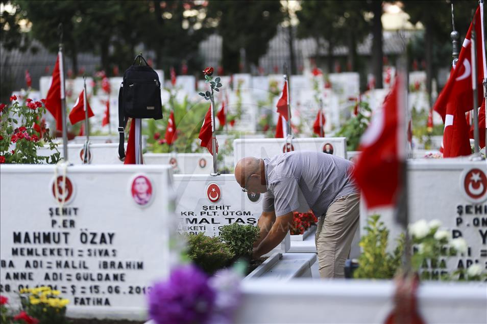 Şehitlikte bayram arifesi