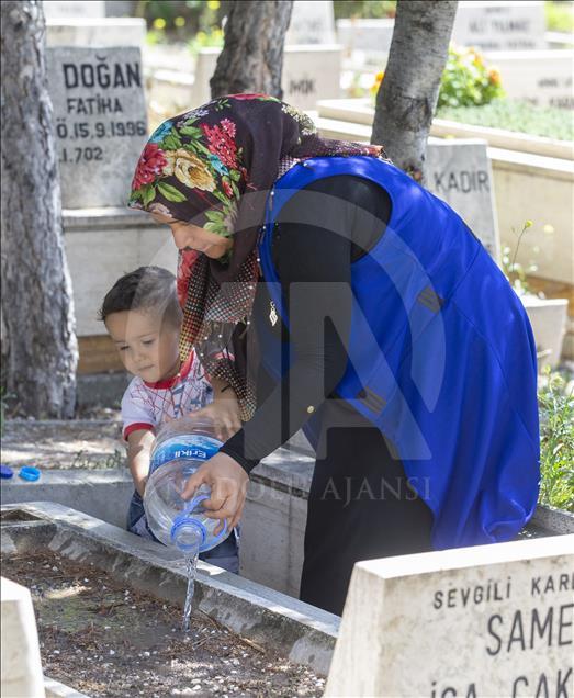 Başkentte bayram öncesi mezarlık ziyareti