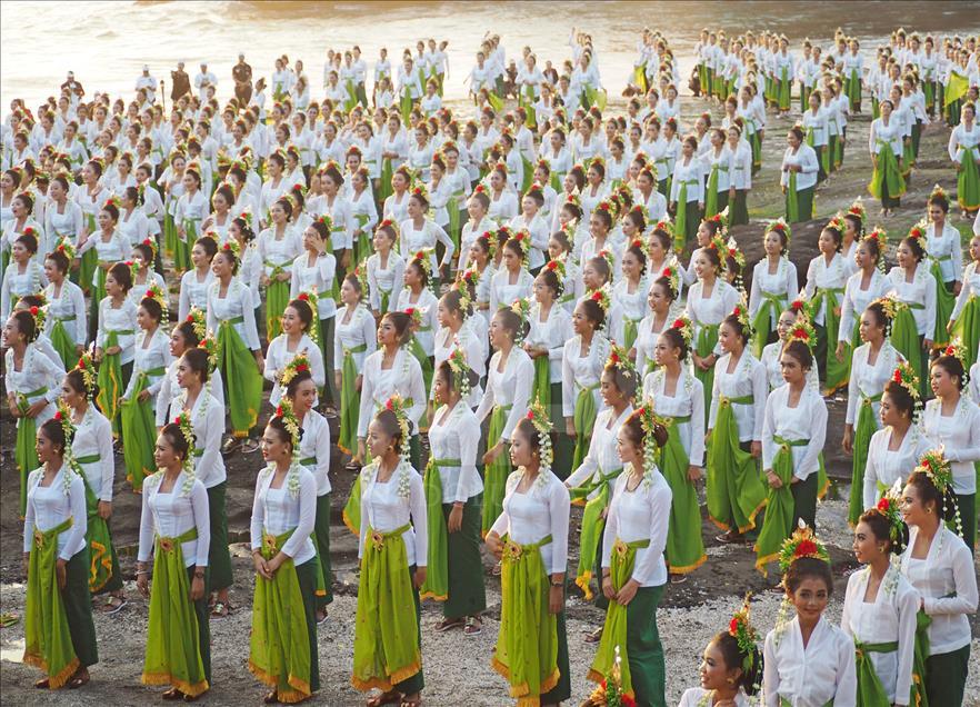 Danza masiva Rejang en Indonesia logra nuevo record MURI