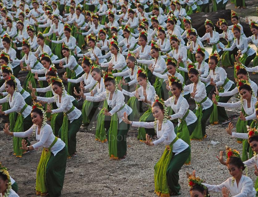 Danza masiva Rejang en Indonesia logra nuevo record MURI